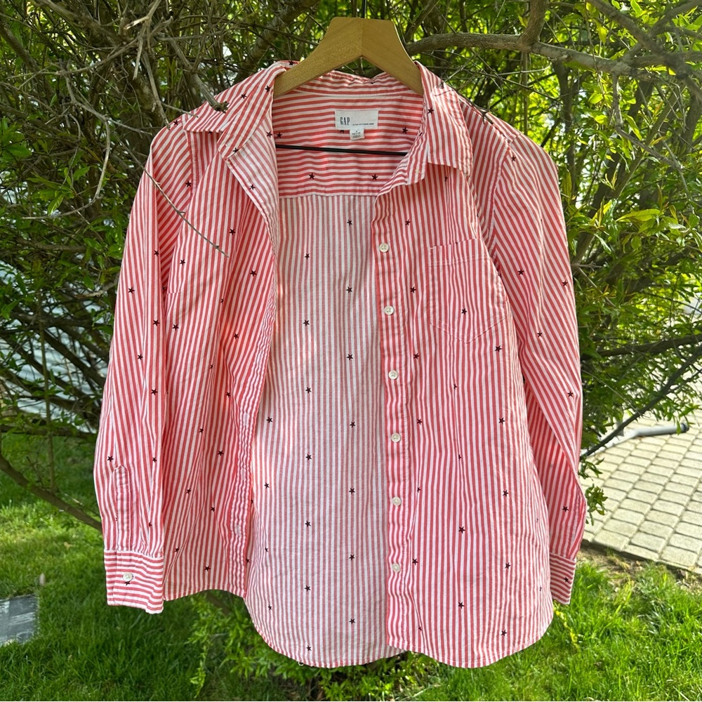 Gap Woman’s Fitted Boyfriend Shirt in Stars & Stripes. Size S Petite